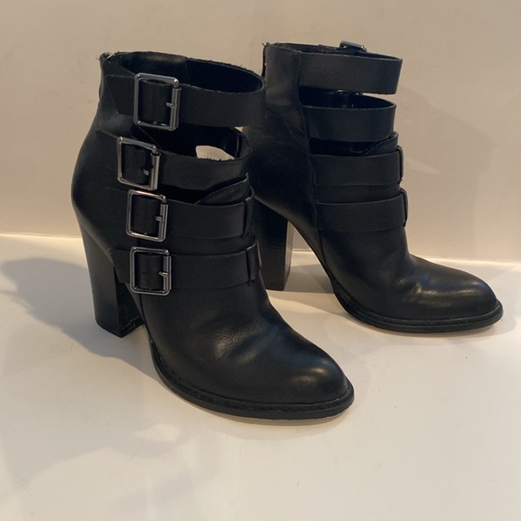 Gently worn Chinese laundry size 8 heeled boots. - Picture 3 of 8